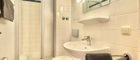 Habitació doble Comfort | Bany | Dutxa, assecador de cabells, tovalloles i xampú