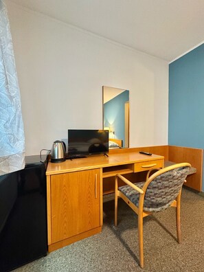 Een bureau, een laptopwerkplek, gratis wifi, beddengoed