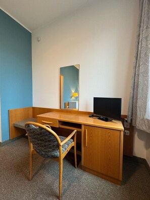 Comfort eenpersoonskamer, niet-roken, uitzicht op de stad | Een bureau, een laptopwerkplek, gratis wifi, beddengoed