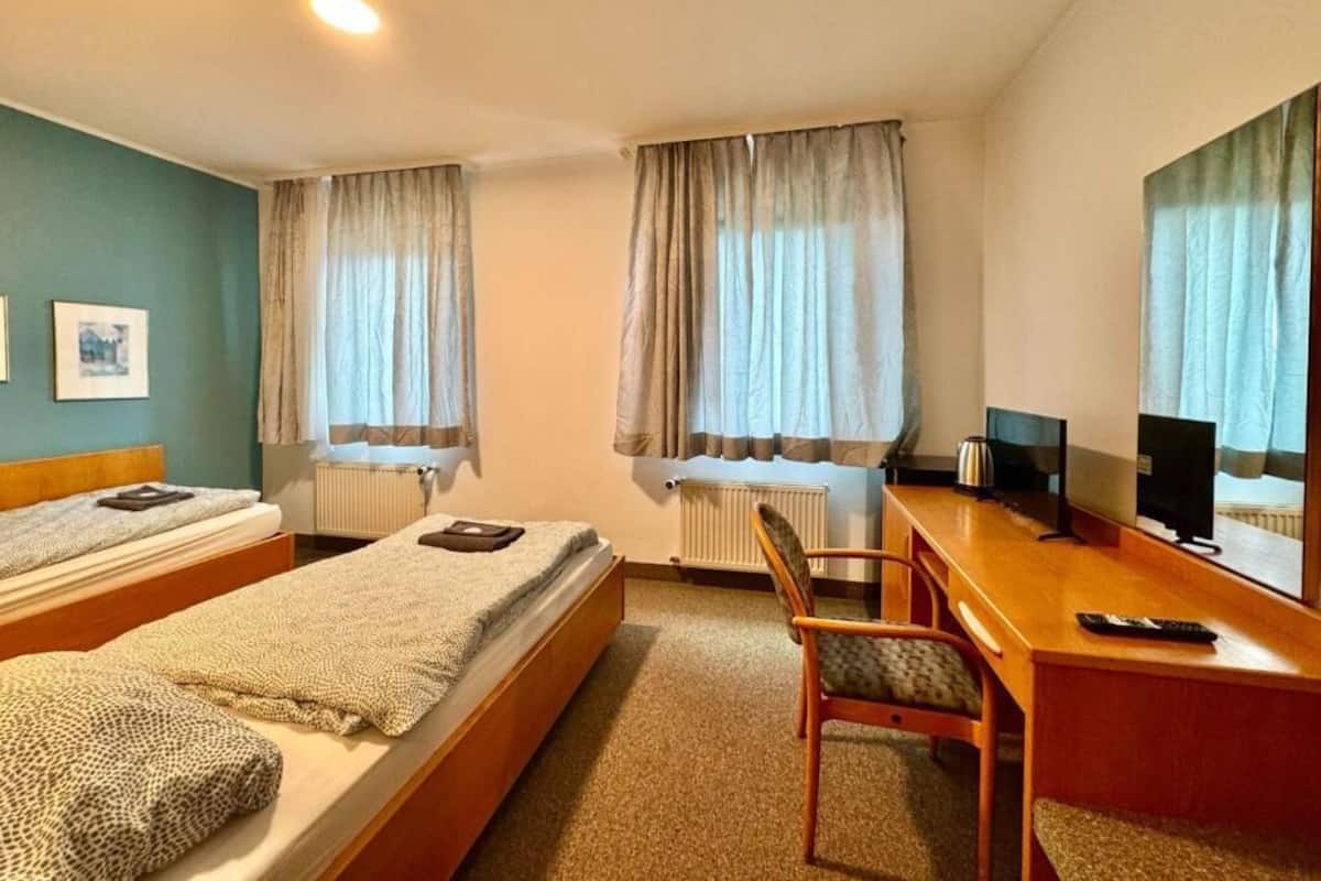 Schreibtisch, laptopgeeigneter Arbeitsplatz, schallisolierte Zimmer