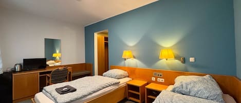 Comfort-Doppelzimmer | Schreibtisch, laptopgeeigneter Arbeitsplatz, kostenloses WLAN