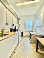 Refrigerador, placa de cocina, utensilios de cocina