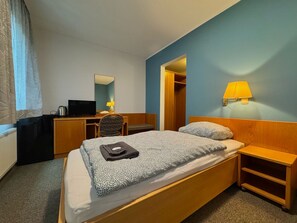 Desk, laptop workspace, free WiFi, bed sheets - AR Airport Hotel Rüsselheim (Ruesselsheim)