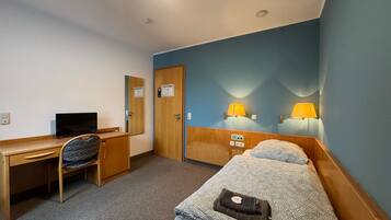 Comfort eenpersoonskamer, niet-roken, uitzicht op de stad | Een bureau, een laptopwerkplek, gratis wifi, beddengoed