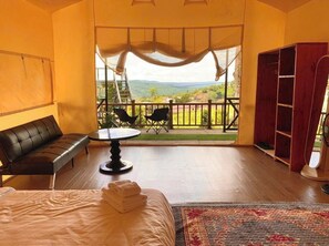 Tente Premier, 1 trÚs grand lit, salle de bain privée, vue sur la vallée | 1 chambre, draps en coton égyptien, literie de qualité, couette en duvet