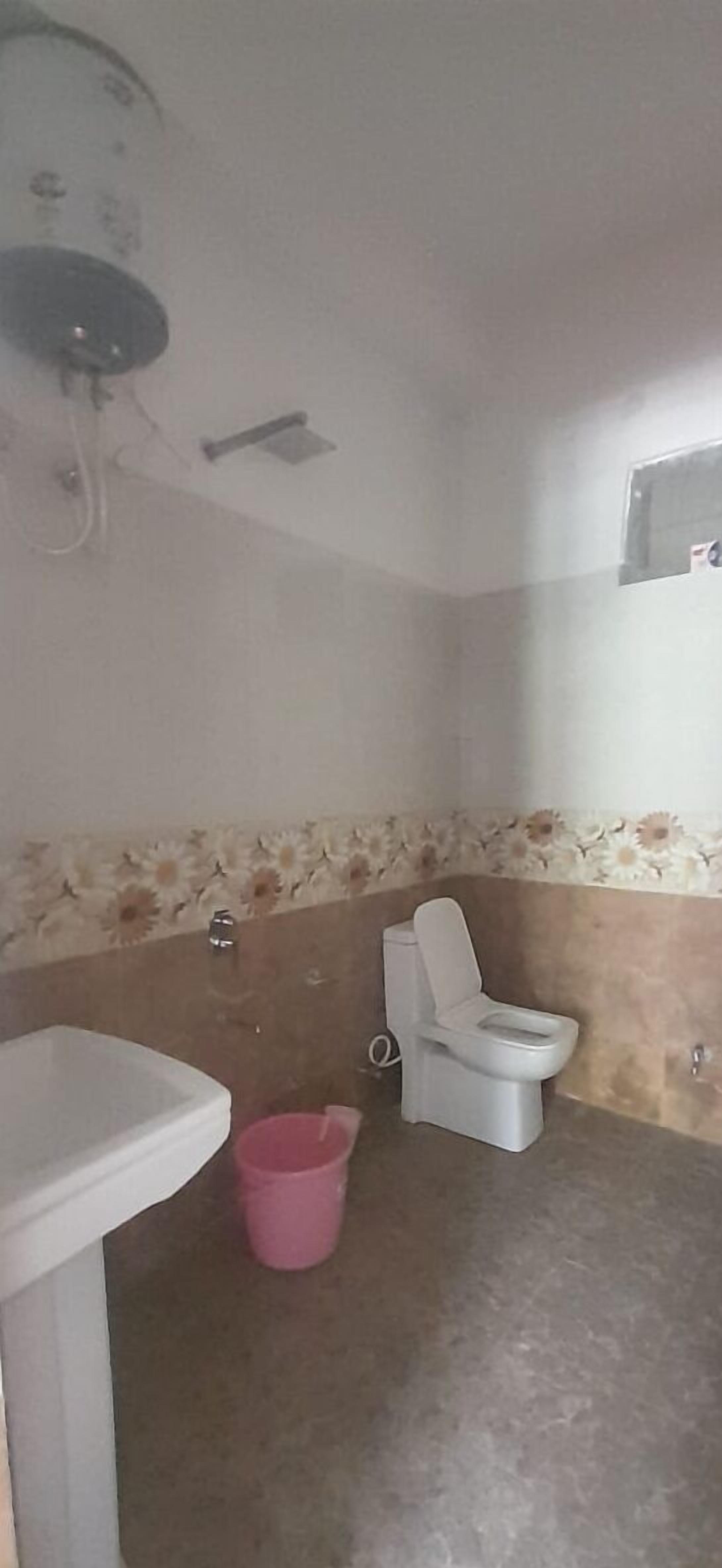 Dusj, tøfler, håndklær og såpe