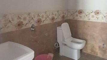 Douche, chaussons, serviettes fournies, savon