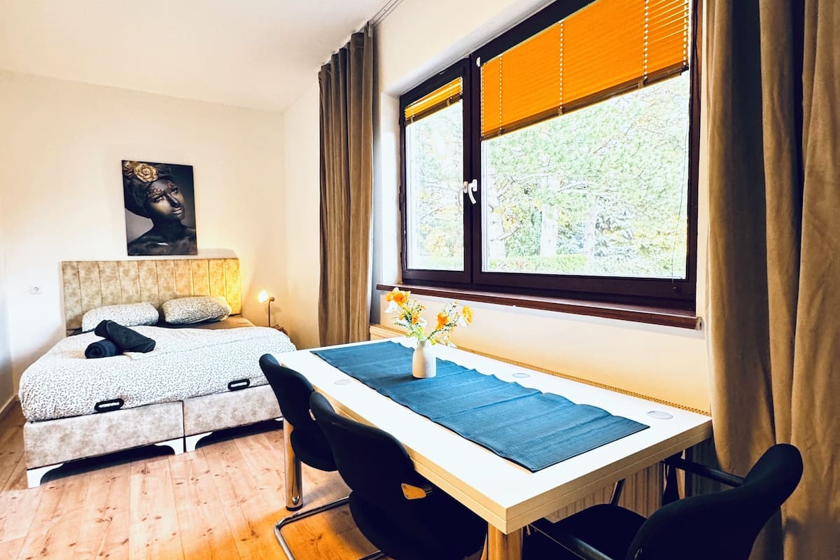 Eenvoudige kamer | Verduisterende gordijnen, een strijkplank/strijkijzer, beddengoed