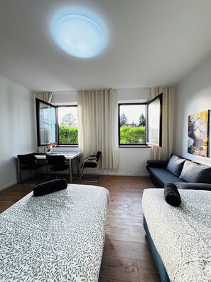 Basic Room - Cozy 3BR Apt with Garden Sleeps 10 (Vienna)