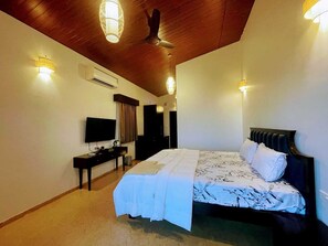 Deluxe Room, Balcony, Lake View | Free WiFi