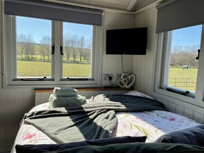 1 bedroom, bed sheets - Shepherds Hut in the Cotswolds (Stanway)