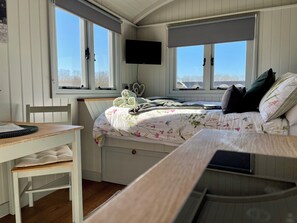 1 bedroom, bed sheets - Shepherds Hut in the Cotswolds (Stanway)