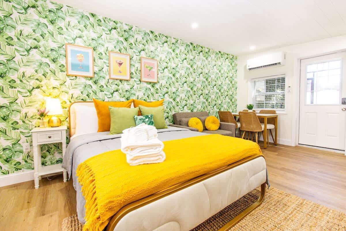 6 bedrooms, desk, iron/ironing board, travel crib