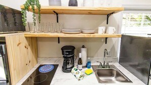 Coffee/tea maker, fridge, microwave, stovetop - CozyHome BigGrdn RmWTub PetOkUCF (Orlando)