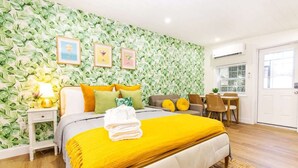 1 bedroom, desk, iron/ironing board, travel crib - CozyHome BigGrdn RmWTub PetOkUCF (Orlando)