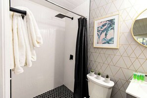 Douche, sèche-cheveux, serviettes fournies, shampoing