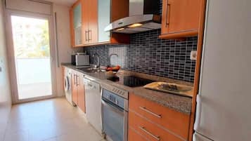 Frigorífico, microondas, horno y lavavajillas