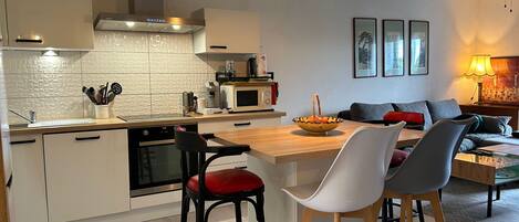 Réfrigérateur, micro-ondes, plaque de cuisson, lave-vaisselle
