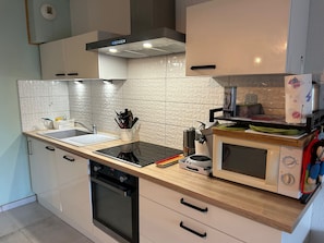 Kühlschrank, Mikrowelle, Ofen, Herdplatte