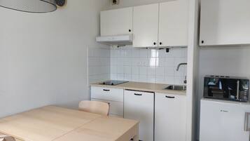 Een koelkast, een microgolfoven, een kookplaat, een vaatwasser