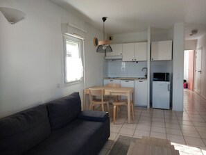 TV, table tennis - Charming T2 with pool 2 min from beach (Urrugne)