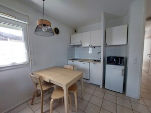 Dining - Charming 1-Bedroom Apartment with Pool, 2 mins from Beach (Urrugne)