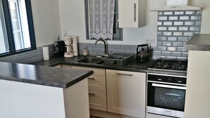 Cafetera/tetera, refrigerador, microondas, horno