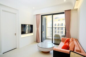 Familieleilighet, flere senger, kjøkken, havutsikt | Oppholdsområde | En 43-tommers smart-TV med digitale kanaler