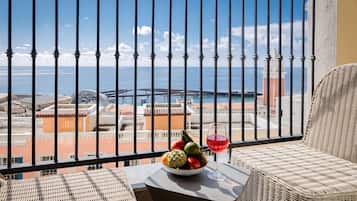Premium Apartment, 1 King Bed with Sofa bed, Kitchen, Ocean View | Balcony