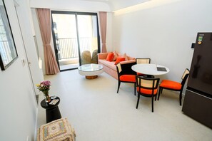 Familieleilighet, flere senger, kjøkken, havutsikt | Oppholdsområde | En 43-tommers smart-TV med digitale kanaler