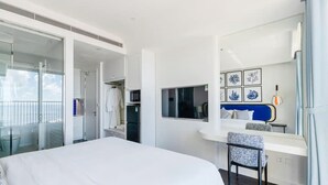 Căn hộ Deluxe, 1 phòng ngủ, bếp, quang cảnh biển | Két bảo mật tại phòng, bàn, khu vực làm việc phù hợp cho laptop