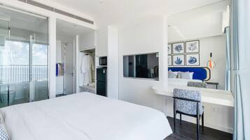 Deluxe Apartment, 1 Bedroom, Kitchen, Ocean View | In-room safe, desk, laptop workspace, blackout drapes