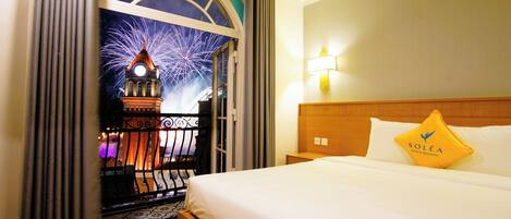 Signature Double Room, 1 Katil Raja (King), Balcony, Sea View | 1 bilik tidur, peti besi dalam bilik, meja, ruang kerja komputer riba