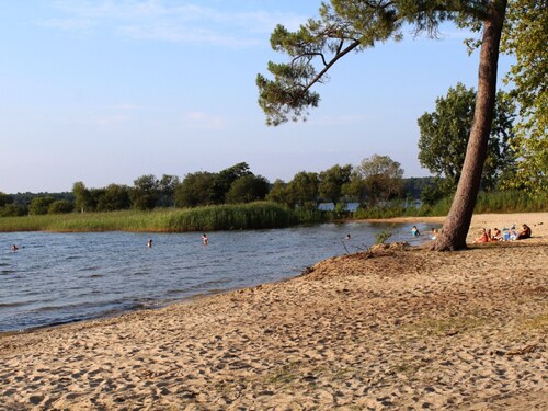 4-bedroom house with pool, 8 min from Sanguinet Lake