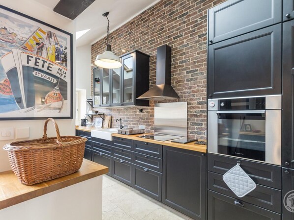 Réfrigérateur, micro-ondes, four, lave-vaisselle