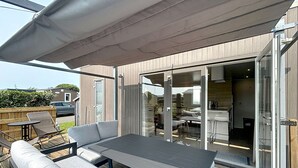 Outdoor dining - Modern mobile home 3 bedrooms, terrace, pets allowed (Jullouville)