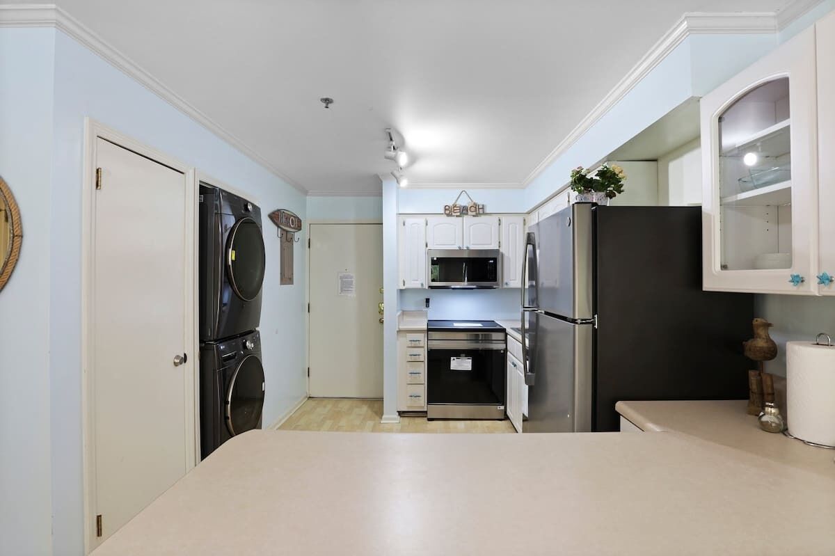 Kjøleskap, mikrobølgeovn, kokeplater og oppvaskmaskin