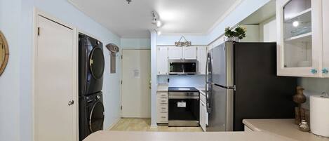 Kjøleskap, mikrobølgeovn, kokeplater og oppvaskmaskin