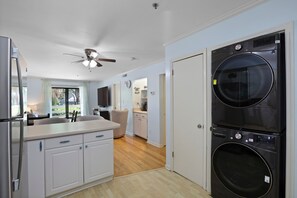 Réfrigérateur, micro-ondes, plaque de cuisson, lave-vaisselle