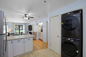 Refrigerador, microondas, parrilla de estufa y lavavajillas 