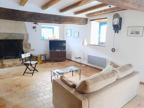 TV - Stone house for 6 people at 400m from the beach, Logeo area (Sarzeau)