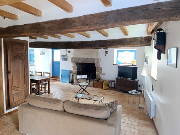 TV - Stone house for 6 people at 400m from the beach, Logeo area (Sarzeau)