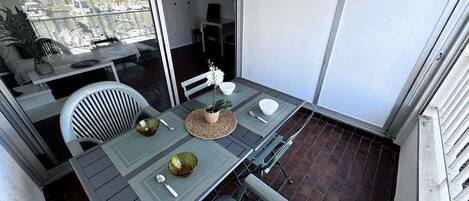 تناول الطعام بالخارج