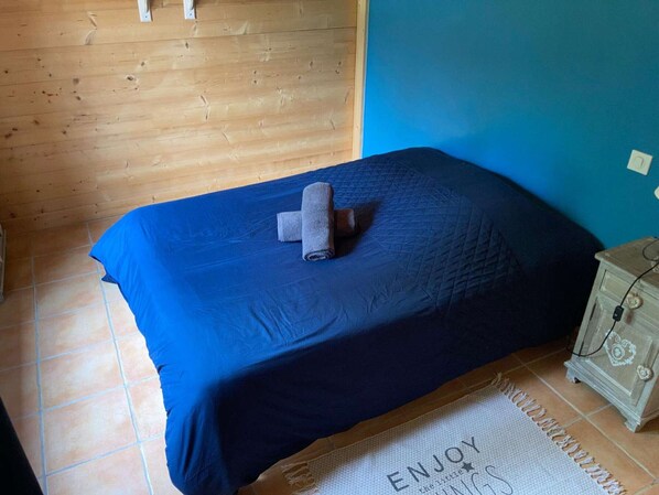 3 quartos, berço de viagem, roupa de cama