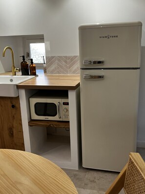 Réfrigérateur, micro-ondes, four, plaque de cuisson