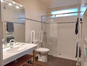 Ein modernes Badezimmer mit Dusche, Toilette und Waschbecken.