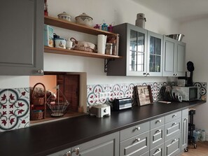 Jääkaappi, mikroaaltouuni, uuni, astianpesukone