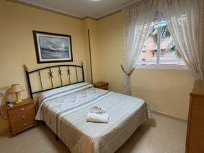 2 bedrooms - Seafront apartment with pool, air conditioning, parking and pets allowed (Oropesa)