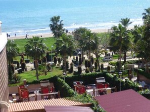 Outdoor dining - Seafront apartment with pool, air conditioning, parking and pets allowed (Oropesa)
