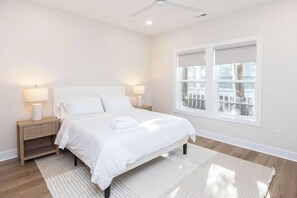4 bedrooms, iron/ironing board, travel cot, WiFi - New Build-Rooftop-Steps from the Beach! Unit River (Virginia Beach)
